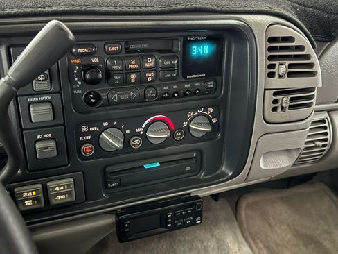 Used 2000 Chevrolet Tahoe Z71 w/ Comfort & Security Pkg image 61