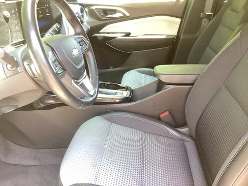 Used 2025 Chevrolet Trax LT w/ Driver Confidence Package FWD image 3