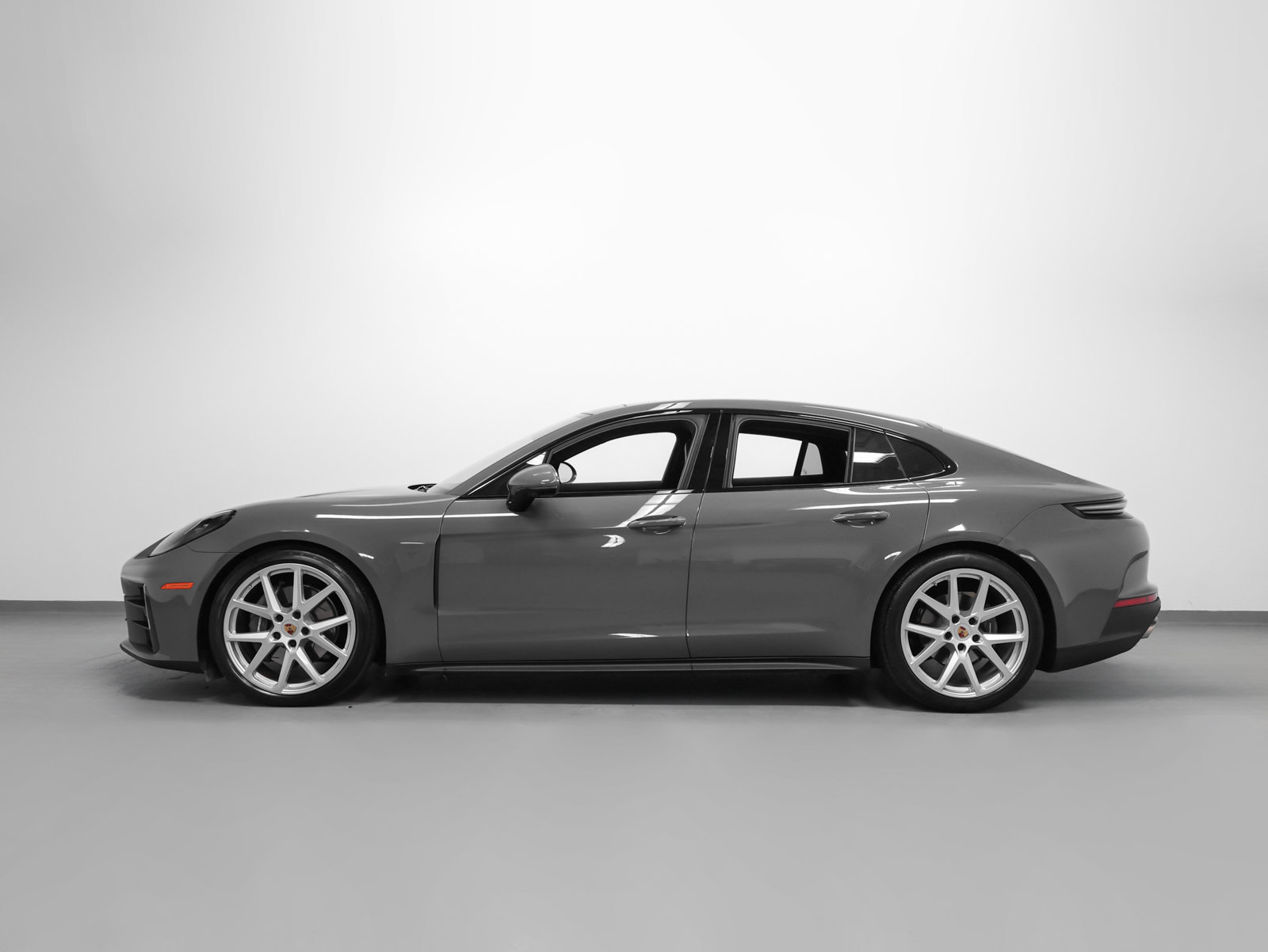 Certified 2025 Porsche Panamera 4 AWD/4WD image 2