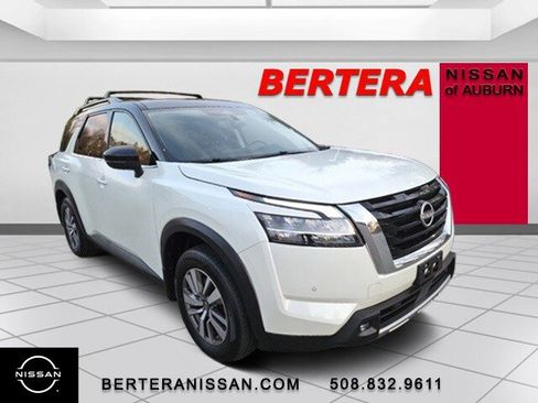Used 2022 Nissan Pathfinder SL image 4