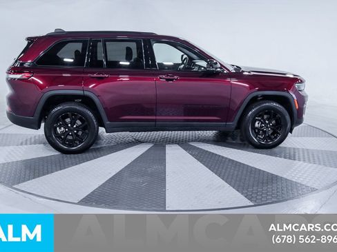 Used 2025 Jeep Grand Cherokee Altitude AWD/4WD image 10
