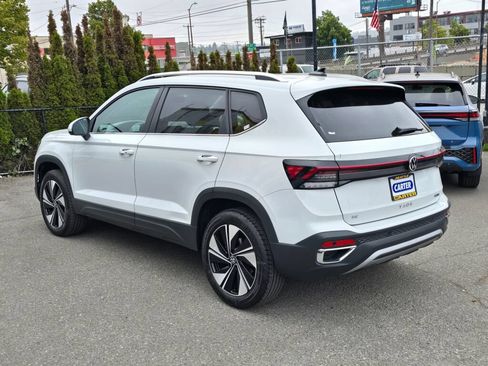 Used 2025 Volkswagen Taos SE AWD/4WD image 5