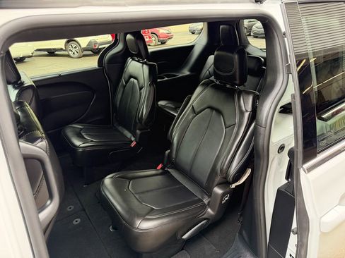 Used 2025 Chrysler Pacifica Select FWD image 5
