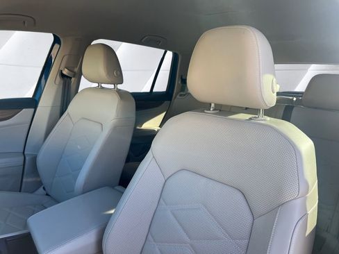 Used 2025 Volkswagen Atlas SE image 8