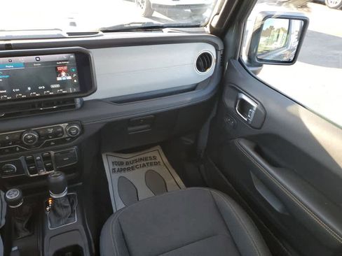 Used 2025 Jeep Wrangler Sahara image 15