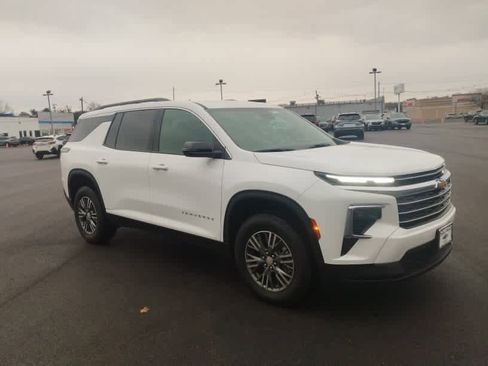 Used 2026 Chevrolet Traverse LT image 1