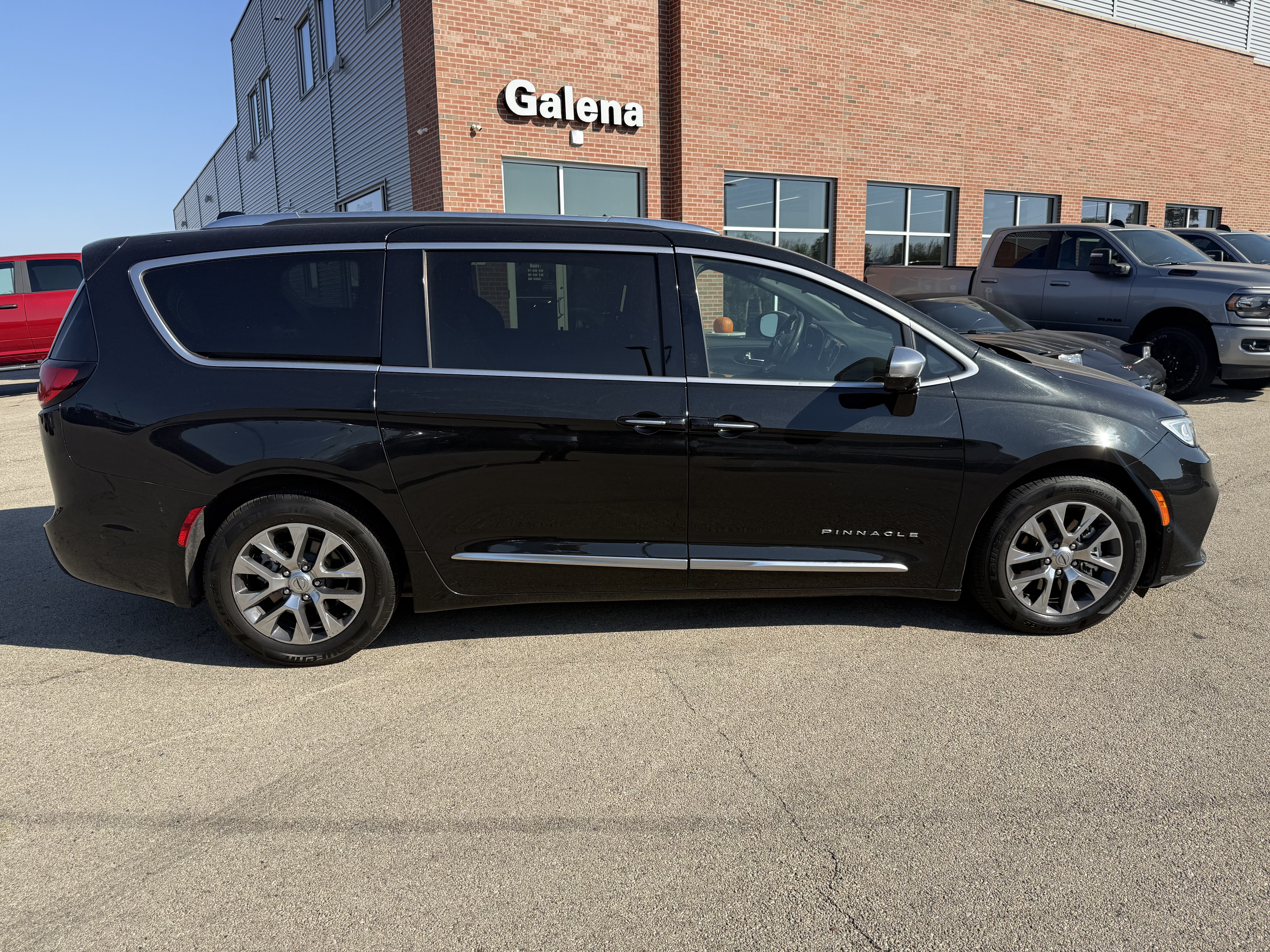 Used 2022 Chrysler Pacifica Pinnacle FWD image 7