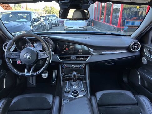 Used 2017 Alfa Romeo Giulia Quadrifoglio image 10