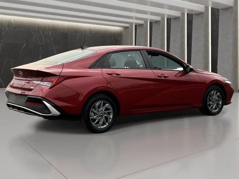 Used 2025 Hyundai Elantra Hybrid FWD image 6