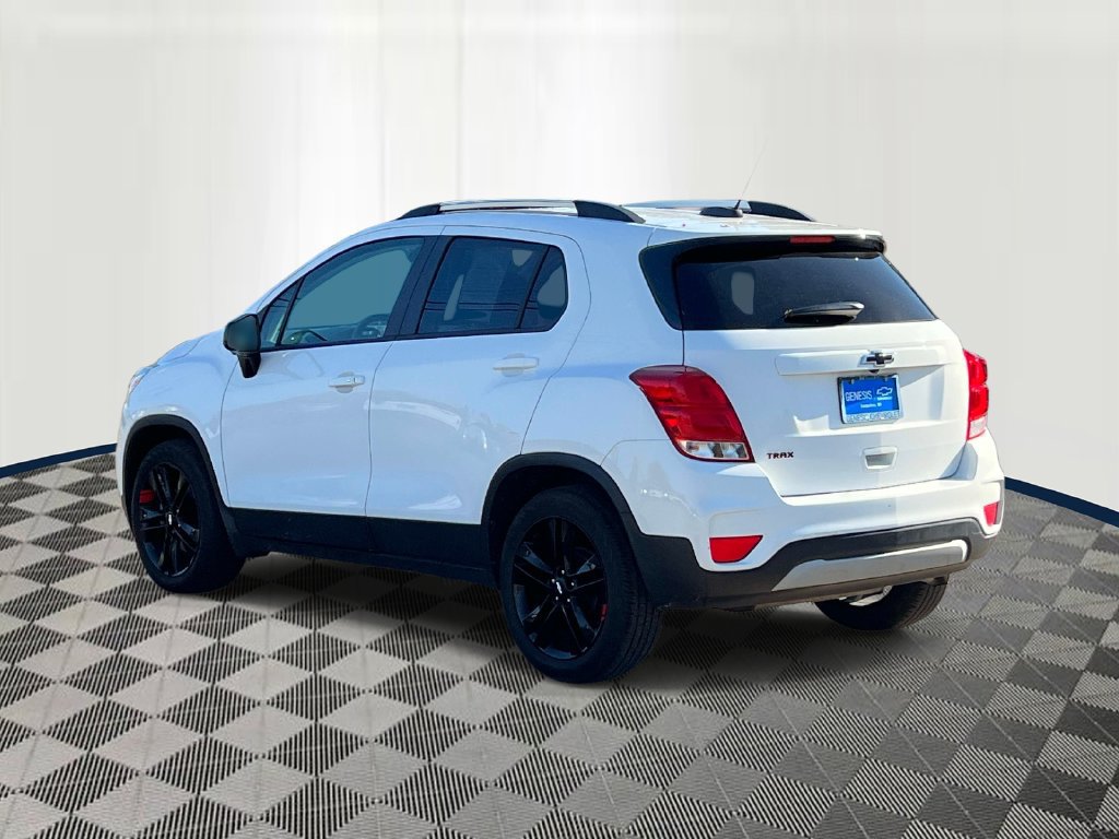 Used 2020 Chevrolet Trax LT w/ Sun & Sound Package FWD image 3