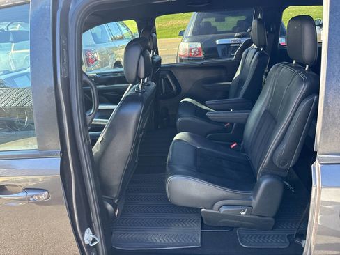 Used 2018 Dodge Grand Caravan SXT w/ Driver Convenience Group image 9