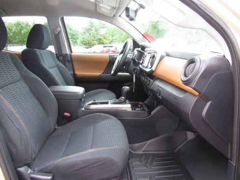 Certified 2017 Toyota Tacoma SR5 AWD/4WD image 21