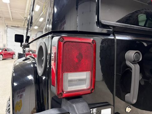 Used 2015 Jeep Wrangler Unlimited Sahara w/ Connectivity Group image 8