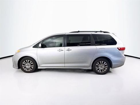 Used 2020 Toyota Sienna XLE w/ XLE Navigation Package FWD image 12