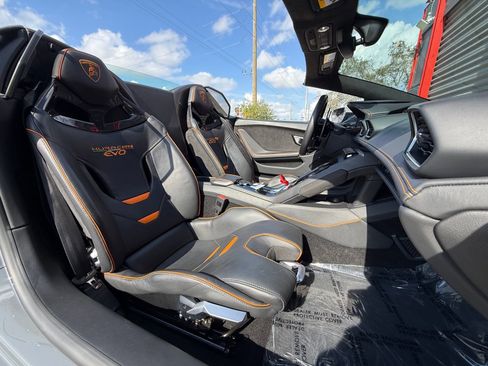 Used 2021 Lamborghini Huracan EVO RWD image 16