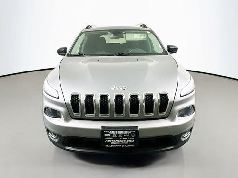 Used 2016 Jeep Cherokee Sport FWD image 2
