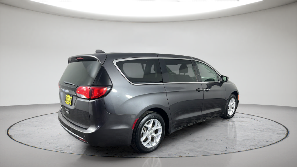 Used 2018 Chrysler Pacifica Touring Plus w/ Tire & Wheel Group FWD image 7