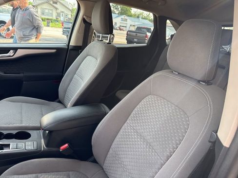 Used 2020 Ford Escape SE image 12