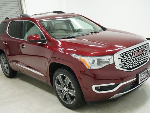 Used 2017 GMC Acadia Denali w/ Technology Package FWD image 3