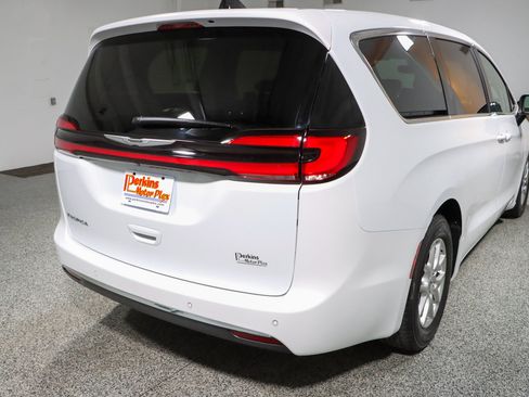 Used 2023 Chrysler Pacifica Touring-L FWD image 7