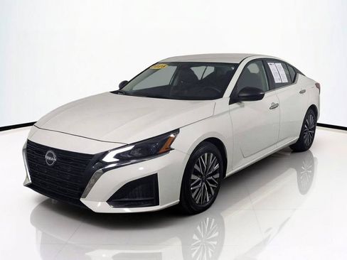 Used 2025 Nissan Altima 2.5 SV FWD image 9