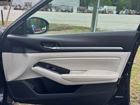 Used 2021 Nissan Altima 2.5 SV FWD image 12