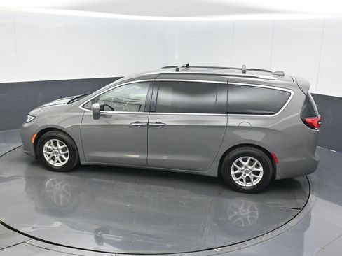 Used 2021 Chrysler Pacifica Touring-L image 15