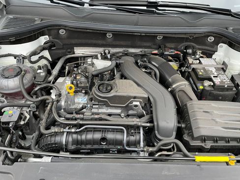 Used 2025 Volkswagen Taos SE image 32