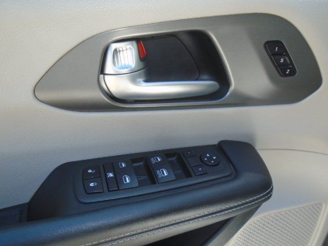 Used 2023 Chrysler Pacifica Touring-L FWD image 15