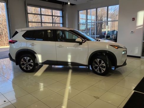 Used 2021 Nissan Rogue SV w/ Premium Package image 6