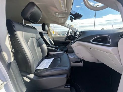 Used 2024 Chrysler Pacifica Touring-L image 29