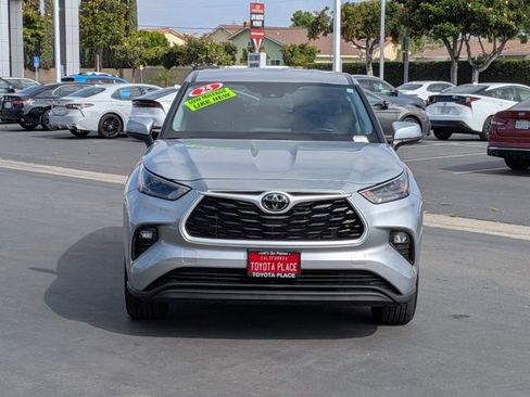 Used 2025 Toyota Highlander LE FWD image 2