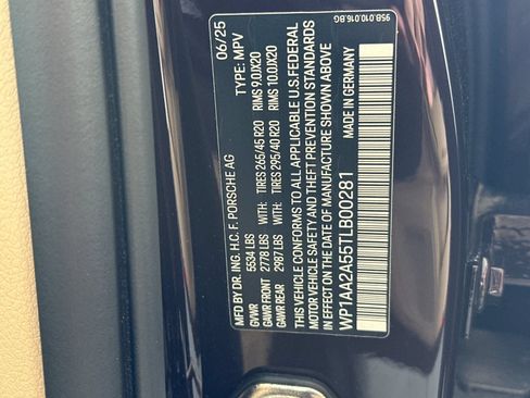 Certified 2026 Porsche Macan AWD/4WD image 36