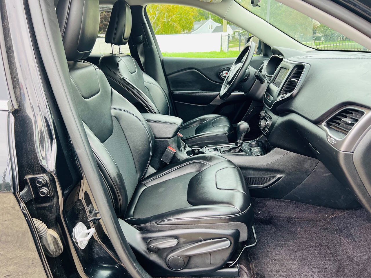 Used 2019 Jeep Cherokee Latitude Plus w/ Cold Weather Group AWD/4WD image 26