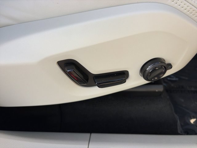 Used 2026 Volvo XC60 B5 Ultra AWD/4WD image 12