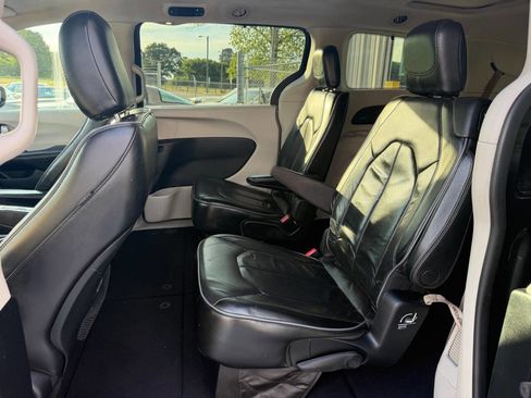 Used 2017 Chrysler Pacifica Limited FWD image 10