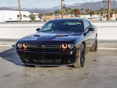 Used 2018 Dodge Challenger SXT image 4