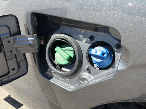 Used 2017 Nissan Titan SV image 23