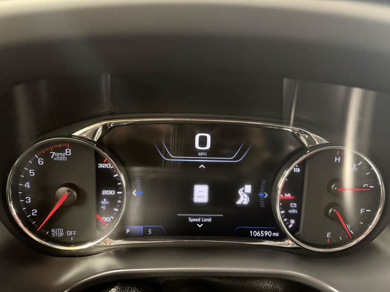 Used 2022 GMC Acadia SLT w/ Technology Package FWD image 16