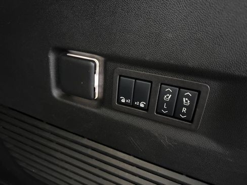 Used 2024 Chevrolet Suburban Z71 w/ Luxury Package image 12