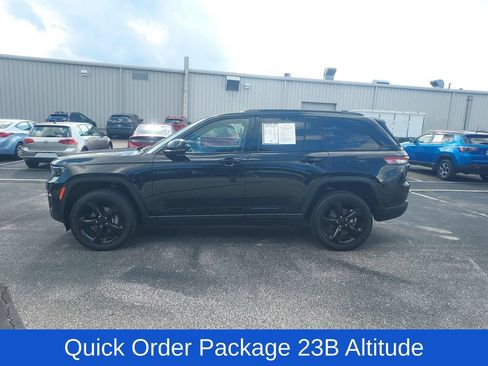 Used 2023 Jeep Grand Cherokee Altitude AWD/4WD image 2