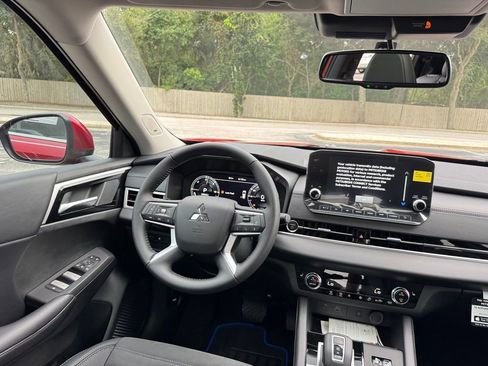 New 2025 Mitsubishi Outlander SE image 22