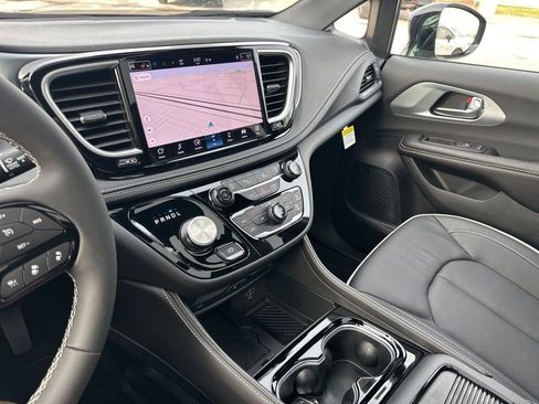 New 2026 Chrysler Pacifica Limited w/ Uconnect Theater Family Group image 77