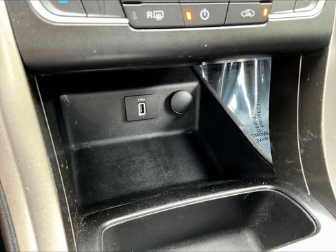 Used 2017 Ford Fusion SE w/ Equipment Group 201A FWD image 16