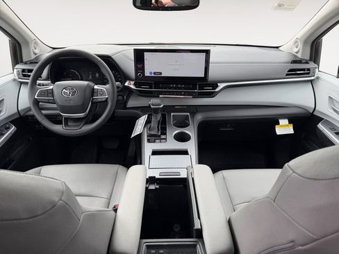Certified 2026 Toyota Sienna XLE FWD image 10