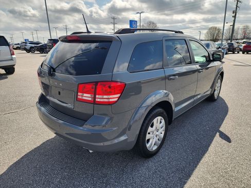 Used 2020 Dodge Journey SE w/ SE Popular Equipment Group image 4