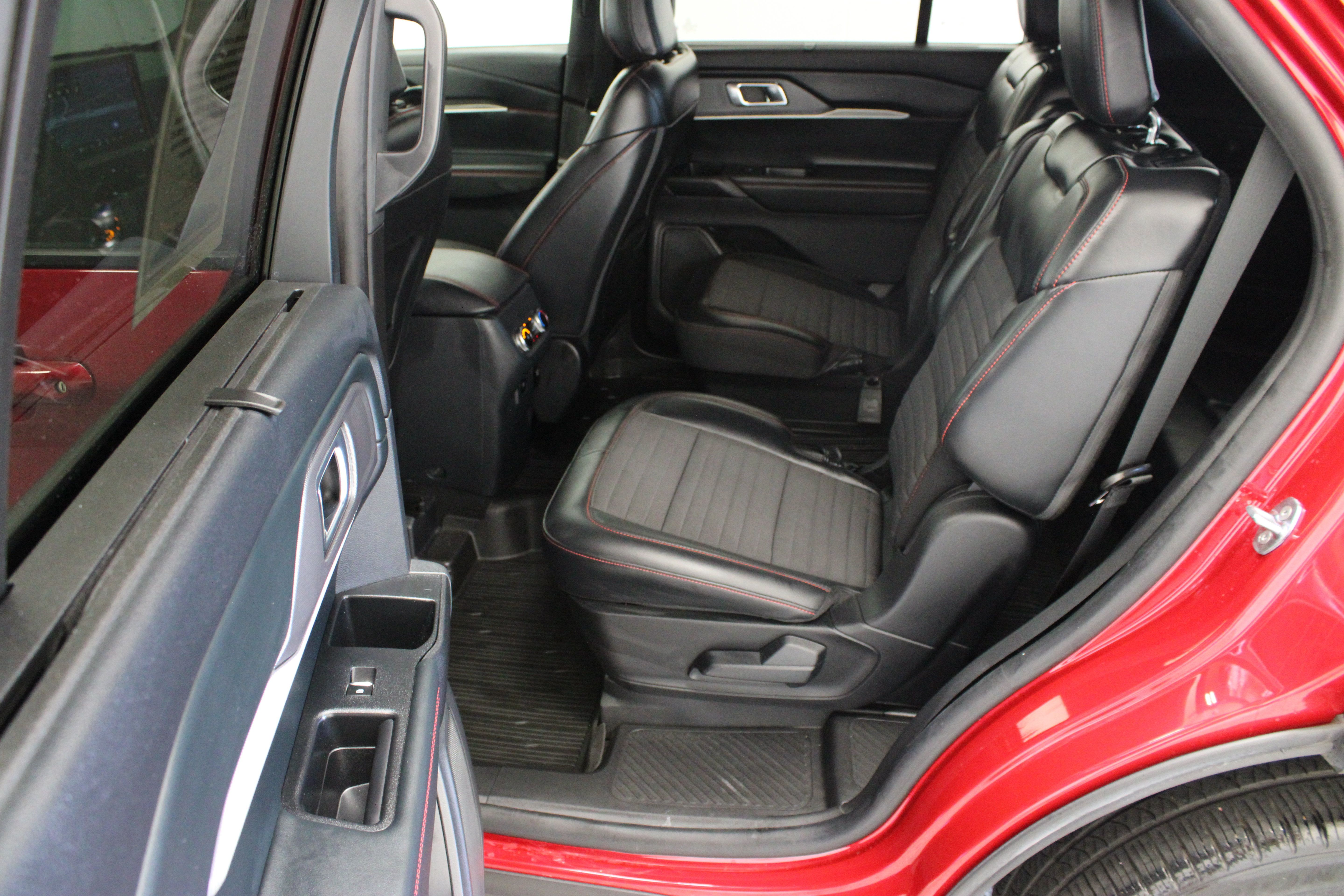 Used 2025 Ford Explorer ST-Line w/ Premium Package RWD image 28