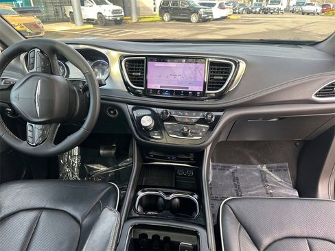 Used 2022 Chrysler Pacifica Limited w/ Uconnect Theater Family Group image 4