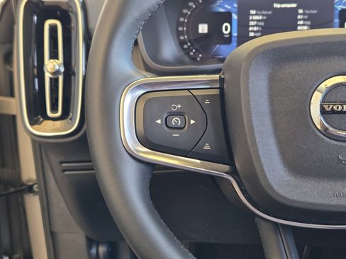 Used 2023 Volvo XC40 B5 Plus image 38