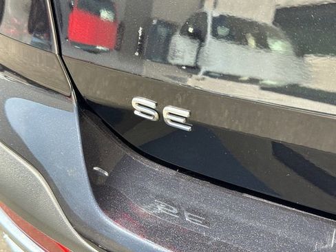 Certified 2023 Volkswagen Taos SE w/ Panoramic Sunroof Package image 10